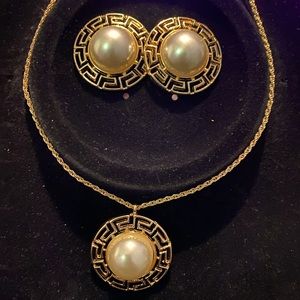 Gold earring and beak lace set